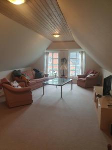 BrenderupDamsbo hytten的客厅配有两张沙发和一张桌子