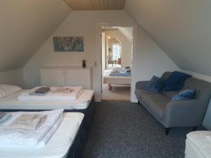 BrenderupDamsbo hytten的阁楼间 - 带2张床和1张沙发