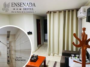 圣胡安Ensenada Hotel的客厅配有镜子和沙发
