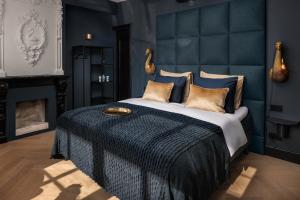 米德尔堡罗斯福精品酒店的一间卧室设有一张大床和一个壁炉