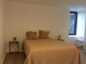 Prainha de CimaCasa do Norte的一间卧室配有一张带白色床罩的床和窗户。