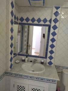 奥里韦拉斯科斯塔Las Ramblas 828的一间带水槽和镜子的浴室