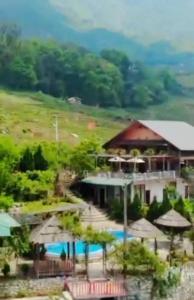 萨帕萨帕D&D生态山林小屋的享有带游泳池的度假村的空中景致
