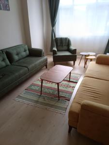 daily rental apartment 5 minutes to the airport的休息区