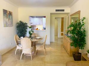 米哈斯科斯塔Dream Apartment in Mijas Golf Limonar的厨房以及带桌椅的用餐室。