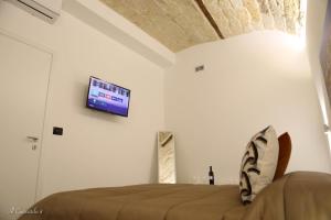 巴里Al Guiscardo 8的卧室配有一张床,墙上配有电视。