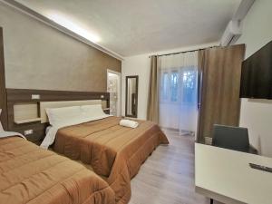 奇尼斯昆尼西亚斯B＆B宾馆的酒店客房配有两张床和一张书桌