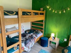 内耶德克Chatky Pod Javory的一间卧室设有两张双层床和绿色的墙壁