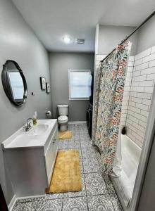 HamiltonMrs. Hughes Cottage - 2 bedroom House w/ parking的一间带水槽、淋浴和卫生间的浴室