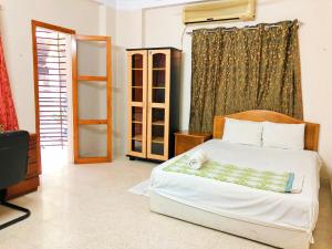 达卡Maya Eco Apartment Service的一间卧室设有一张床和一个窗口