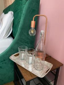 Corfe MullenThe Lily Pad的一张带玻璃杯的托盘和床边桌子上的一瓶