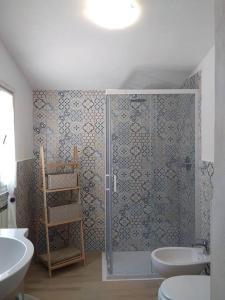 卡波利韦里La casa dei nonni的带淋浴、卫生间和盥洗盆的浴室