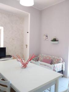 卡波利韦里La casa dei nonni的客厅配有白色桌子和沙发