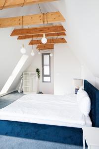 什切青Space Apartments Old Town - River View的一张大床,位于一个蓝色沙发的房间
