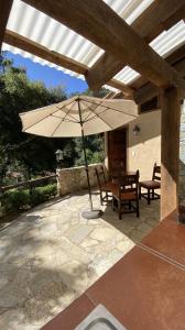 萨卡特兰Cabañas La Cascada的庭院配有遮阳伞和桌椅。
