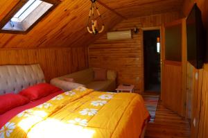 特拉布宗Trabzon green valley villa的一间卧室配有一张床和一个沙发