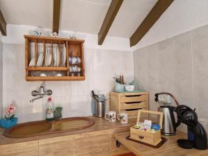 马斯卡Casa Berna的厨房配有水槽和木制台面