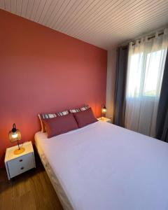 DucosRésidence Terre et Passion的卧室设有一张白色大床和一扇窗户。