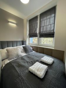 拉多姆Przytulny Apartament niedaleko Radomskiego Centrum Sportu的一间卧室配有一张床,上面有两条毛巾