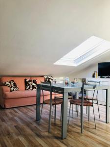 蓬泰代拉Appartamento Alcoba的客厅配有桌椅和沙发