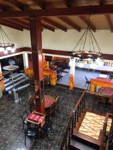 塔菲德尔瓦勒Hotel Los Cuartos的享有带桌椅的餐厅的顶部景致