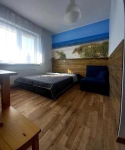米科泽沃Leśne Zacisze的一间卧室配有一张床、一张沙发和一张桌子