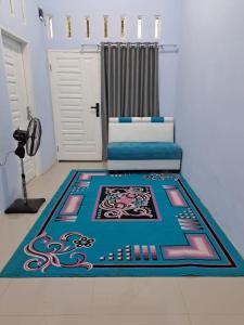 HalanganHOMESTAY PANDAN的一间设有床铺的房间,地板上铺有地毯