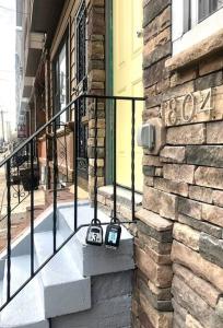 费城2bd Spacious S. Philly Row-House, Wi-Fi & 1.5 bath的楼梯间有栏杆的建筑物