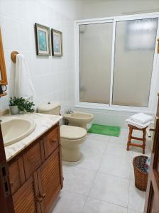 马佐La casa de Isabel的一间带卫生间和水槽的浴室
