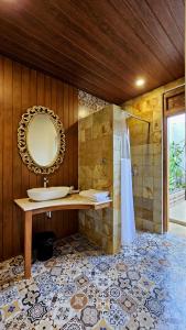 哲帕拉Jepara Garden Resort的一间带水槽和镜子的浴室