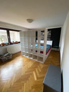 施特拉尔松德geräumiges 120m² Haus mit Garten + Stellplatz的一间设有卧室的客房,卧室内配有一张床
