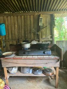 Palmar NorteLa Muñequita Lodge 1 - culture & nature experience的上面有两个锅和锅的火炉