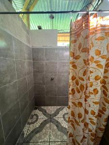 Palmar NorteLa Muñequita Lodge 1 - culture & nature experience的浴室内配有淋浴帘。