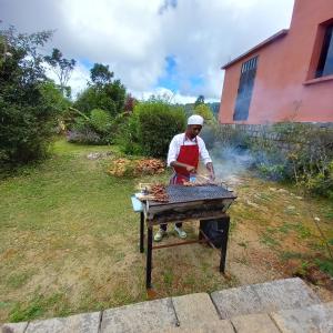 Vallombre natiora的院子里烤架上的男人做饭