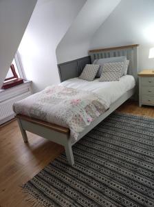 DunkineelyFerguson's Traditional Townhouse的一间卧室,配有一张床,地板上铺有地毯