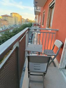 米兰Lucania25的阳台配有2把椅子和1张桌子