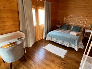 安提瓜La cabaña de Quino的一间卧室配有一张床、一张书桌和一个窗户。