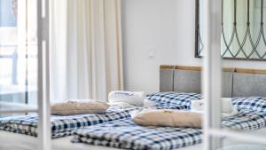 凯蒂赖贝西BURSZTYNOVA Apartamenty Piamola的客房内的两张床和枕头