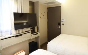 台北玉玺精品饭店的酒店客房设有电视和床。