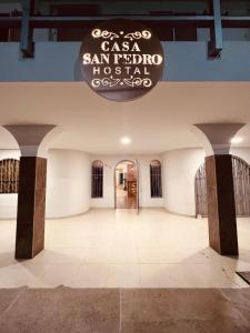 圣玛尔塔Hostal Casa San Pedro的大房间天花板上挂着标志