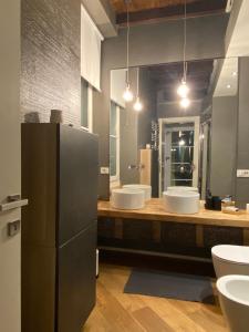 都灵TOURinTURIN appartamento in Torino centro的一间带两个水槽和两个镜子的大浴室