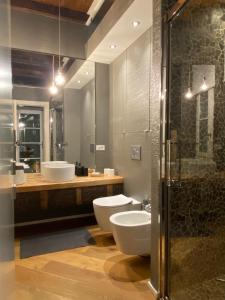 都灵TOURinTURIN appartamento in Torino centro的一间带两个水槽、两个卫生间和淋浴的浴室