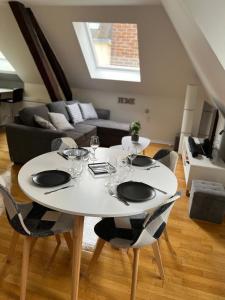 特鲁瓦Coeur de bouchon的客厅配有白色的桌椅