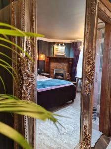 奥本Glencruitten House的一间卧室配有一张床和镜子