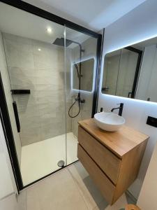 蒂米斯特尔Gite de Clermont的一间带水槽和玻璃淋浴的浴室