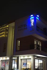 梅克内斯Hotel beaux arts的上面有蓝色标志的酒店大楼