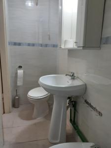 维泰博La casetta nella Tuscia的白色的浴室设有卫生间和水槽。