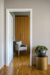 阿克雷里S19 - Akureyri Prime Apart.的客厅配有椅子和盆栽植物