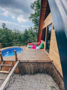 萨潘贾Loca Sapanca Bungalov的房屋旁的木甲板,设有游泳池