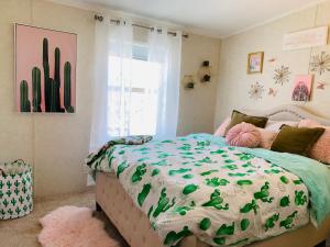 MeadviewAmazing Views near Grand Canyon Skywalk的一间卧室配有一张带绿色和白色棉被的床